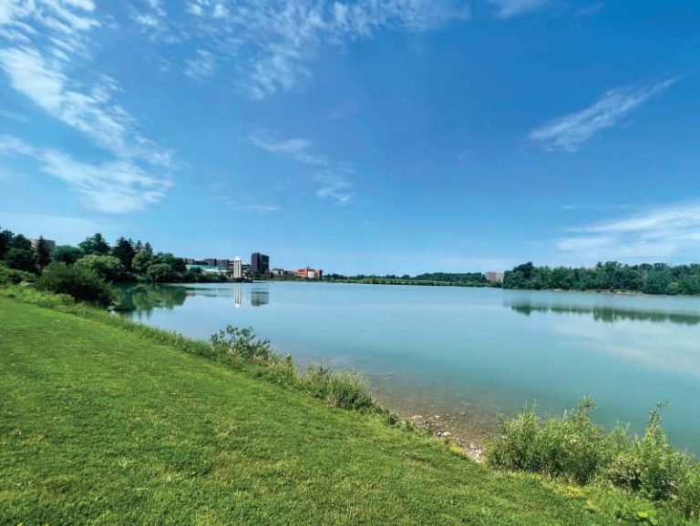 Office space amenities include bikepath and scenic views.