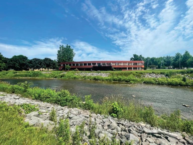 Office space amenities include bikepath and scenic views.